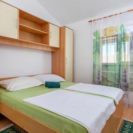 2 Bedroom Front In Krk Apartamento